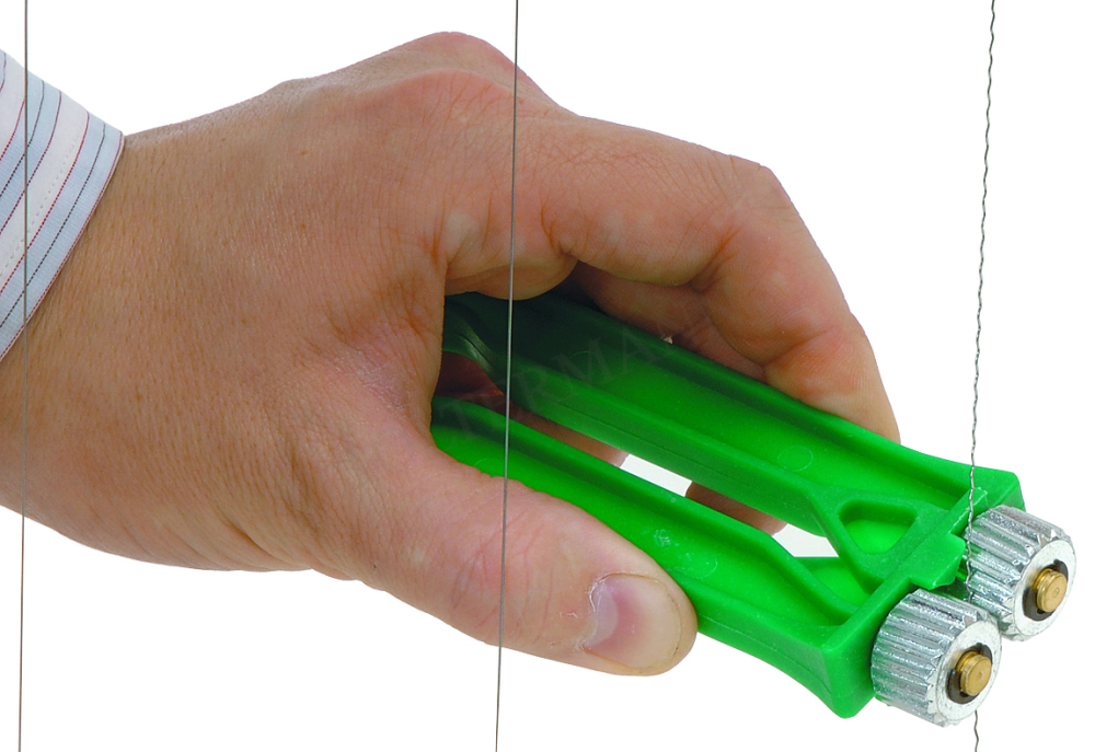 Napínač drôtika na rámiky zúbkovaný